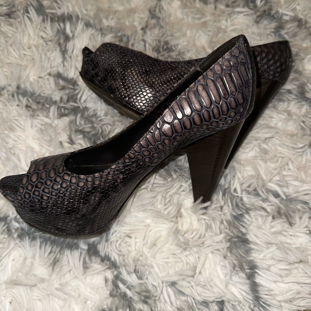 Donald J Pliner made in Italy. Heels peep toe size 81/2